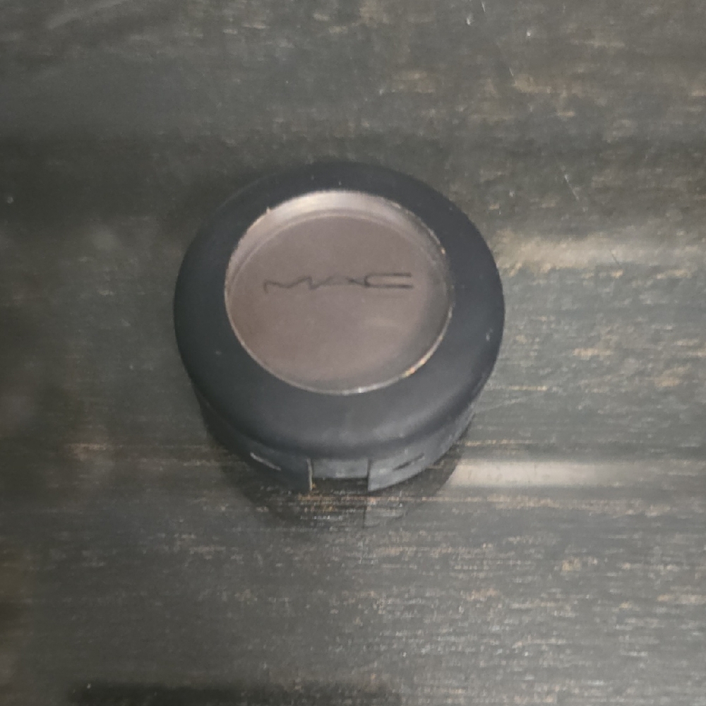 MAC Cosmetics Eyeshadow - Give A Glam